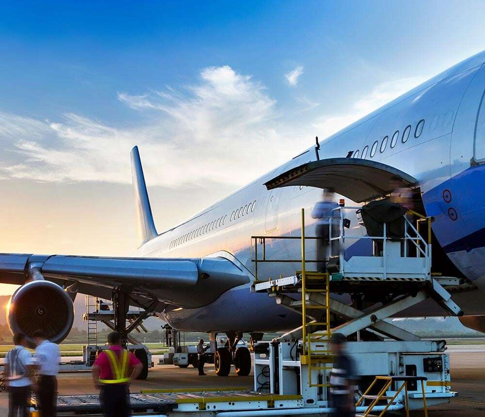 Workers-loading-cargo-plane-1